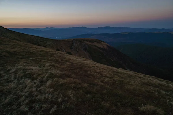 Dağlarda gün batımında biraz kar - Ukrayna Karpat Dağları, Chornohora manzara