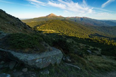 Mount Hoverla güzel güneşli manzara Ukrayna Karpat Dağları, Chornohora, Goverla Petros Dağı'nın en yüksek dağıdır