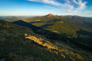 Mount Hoverla güzel güneşli manzara Ukrayna Karpat Dağları, Chornohora, Goverla Petros Dağı'nın en yüksek dağıdır