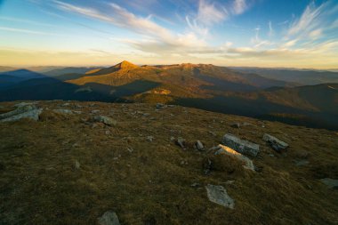Mount Hoverla gün batımında güzel manzara Ukrayna Karpat Dağları, Chornohora, Goverla Petros Dağı'nın en yüksek dağıdır