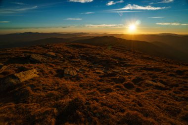 Ukrayna Karpat Dağları gün batımında güzel manzara, Petros Dağı'ndan Chornohora