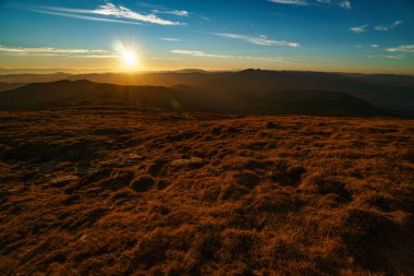 Ukrayna Karpat Dağları gün batımında güzel manzara, Petros Dağı'ndan Chornohora
