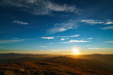 Ukrayna Karpat Dağları gün batımında güzel manzara, Petros Dağı'ndan Chornohora