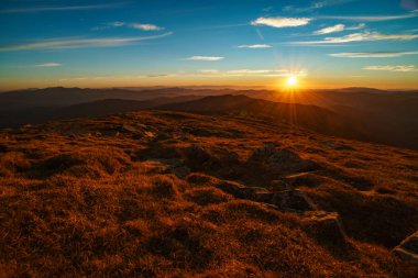 Ukrayna Karpat Dağları gün batımında güzel manzara, Petros Dağı'ndan Chornohora