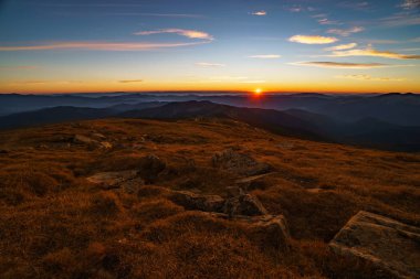 Ukrayna Karpat Dağları gün batımında güzel manzara, Petros Dağı'ndan Chornohora