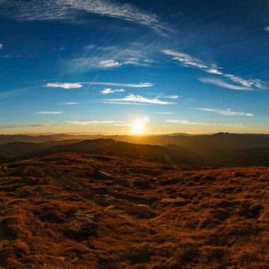 Ukrayna Karpat Dağları gün batımında güzel manzara, Petros Dağı'ndan Chornohora