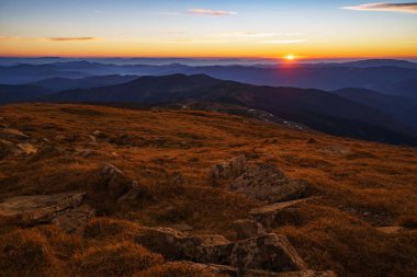 Ukrayna Karpat Dağları gün batımında güzel manzara, Petros Dağı'ndan Chornohora