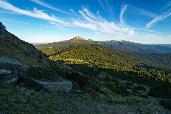 Mount Hoverla güzel güneşli manzara Ukrayna Karpat Dağları, Chornohora, Goverla Petros Dağı'nın en yüksek dağıdır