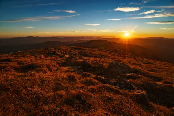 Ukrayna Karpat Dağları gün batımında güzel manzara, Petros Dağı'ndan Chornohora