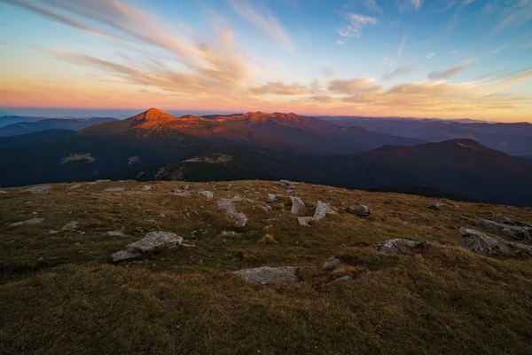 Mount Hoverla gün batımında güzel manzara Ukrayna Karpat Dağları, Chornohora, Goverla Petros Dağı'nın en yüksek dağıdır