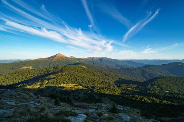 Mount Hoverla güzel güneşli manzara Ukrayna Karpat Dağları, Chornohora, Goverla Petros Dağı'nın en yüksek dağıdır