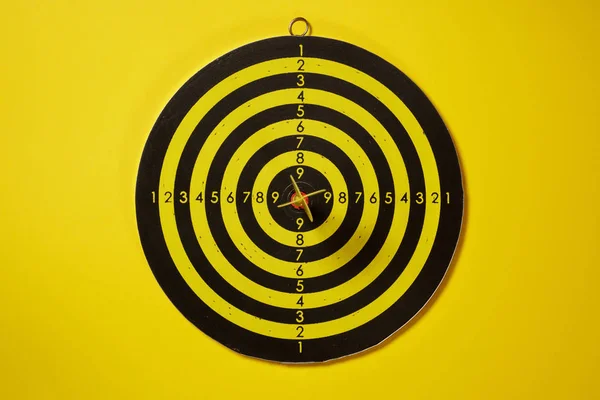 Sarı ok Dart hedef dart tahtası merkezine isabet