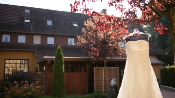 秋の木に掛かっている完璧なウェディング ドレス。ブライダルの朝 — ストック動画