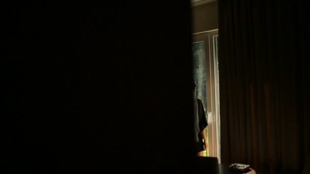 Новобрачное Утро Великолепная Женщина Открывает Занавески Роскошном Номере Отеля — стоковое видео