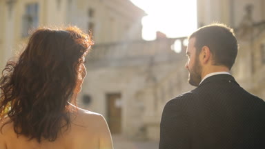 Güzel düğün çifti. Zarif nazik şık damat ve gelin. Yeni evli çift aşık.