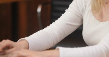 Defter çalışma ve kahve içme mutlu güzel genç işkadını portresi
