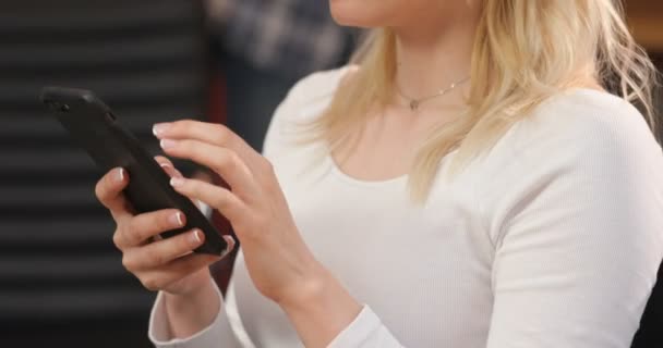 Succesvol zakenvrouw werken op kantoor. Prachtige jonge businesslady in glazen op haar werkplek met behulp van slimme telefoon — Stockvideo