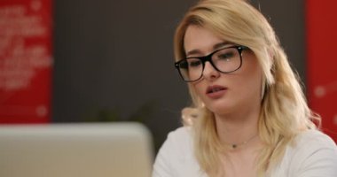 Defter çalışma ve kahve içme mutlu güzel genç işkadını portresi