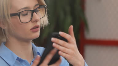 İş kadını ofiste telefonda konuşurken portresi kapatın