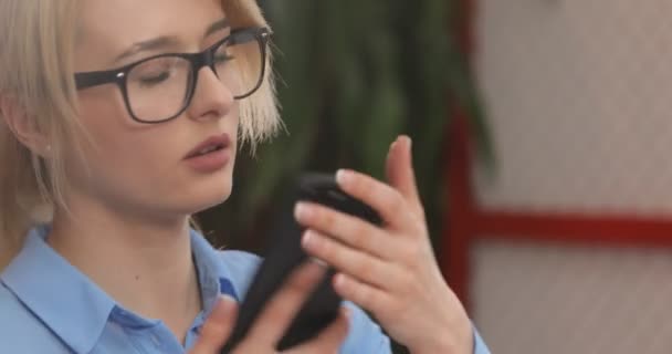 Close up retrato de mulher de negócios falando ao telefone no escritório — Vídeo de Stock