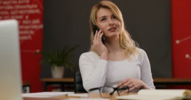 Akıllı telefon kullanma office bardaklarda çekici kadın. Ofiste, kapalı telefonda konuşurken iş kadın hücresi kapatın. Atış kapatın. Portre vurdu