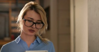 Sayfa, kaydırma kadın internette haber okuma. Alan coworking ofiste, tablet PC'yi kullanma yakışıklı genç kadın. . İş kadını ofisine ile tablet pc kullanarak kapatın