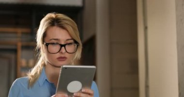 Sayfa, kaydırma kadın internette haber okuma. Alan coworking ofiste, tablet PC'yi kullanma yakışıklı genç kadın. . Ofiste telefonda konuşurken iş kadın hücresi kapatın.