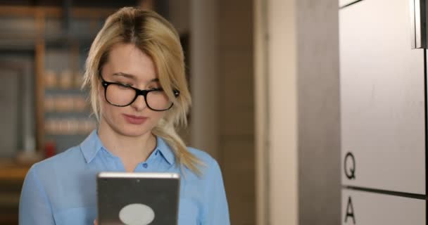 Frau Blättert Seiten Durch Liest Nachrichten Internet — Stockvideo