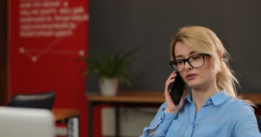 Akıllı telefon kullanma office bardaklarda çekici kadın. Ofiste, kapalı telefonda konuşurken iş kadın hücresi kapatın. Atış kapatın. Portre vurdu