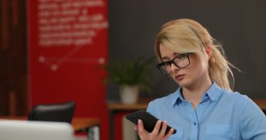 Akıllı telefon kullanma office bardaklarda çekici kadın. Ofiste, kapalı telefonda konuşurken iş kadın hücresi kapatın. Atış kapatın. Portre vurdu