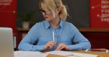 Modern ofis belgeleri ile çalışan genç kız. Belgeleri kontrol yetenekli profesyonel kadın idari işler müdürü.