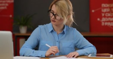 Modern ofis belgeleri ile çalışan genç kız. Belgeleri kontrol yetenekli profesyonel kadın idari işler müdürü.