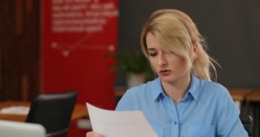 Modern ofis belgeleri ile çalışan genç kız. Belgeleri kontrol yetenekli profesyonel kadın idari işler müdürü.