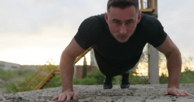 Genç kas adam yakından atış, şınav. Spor adamı, fitness kas modeli adam gönderme yapma egzersiz açık ups
