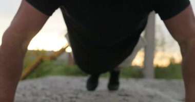 Genç kas adam yakından atış, şınav. Spor adamı, fitness kas modeli adam gönderme yapma egzersiz açık ups