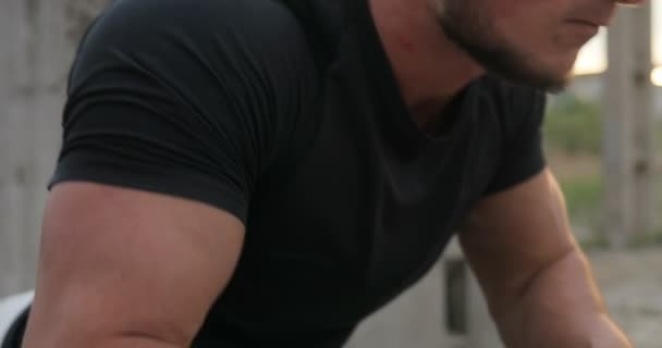 Tiro de perto de um jovem musculoso a fazer flexões. Esporte homem, fitness muscular modelo cara fazendo flexões exercício ao ar livre — Vídeo de Stock