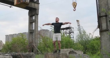 Çalışmaları yapan erkek spor erkek açık sabah egzersiz için hazırlanıyor. Kentsel, endüstriyel. Güç ve motivasyon. Isınma kadar fitness adam