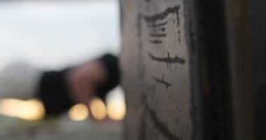 Push-up açık yapıyor spor genç yakışıklı adam yan görünüm. Güç ve motivasyon. Gönderme yapan bir fitness erkek portresi ups