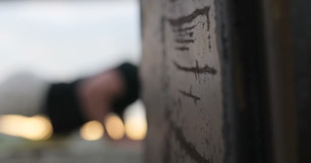 Zijaanzicht van de jonge knappe man in sportkleding push-up buiten doen. Sterkte en motivatie. Portret van een man van de fitness doet push ups — Stockvideo