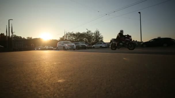 Vista do fundo da rua da cidade, carros, bonde está andando na rua, pessoas andando durante o pôr do sol. Zurique, Suíça 22.08.2016 — Vídeo de Stock