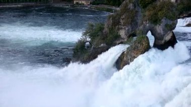 Ormandaki kayaların üzerinden büyük şelale manzarası. Dolly vurdu.
