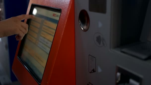 Close up tiro de mão homens usando ATM para obter informações sobre o cartão. Zurique, Suíça 22.08.2016 — Vídeo de Stock