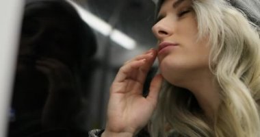 Bir toplu taşıma gece sürme güzel genç üzgün kız portresi. O ıslak pencereden dışarı bakarak ve ağır nefes
