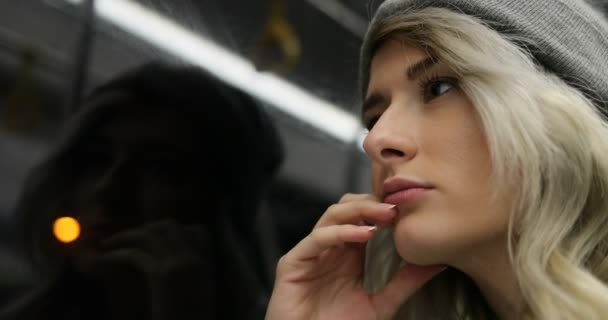 Nahaufnahme eines depressiven, traurigen Mädchens, das nachts mit öffentlichen Verkehrsmitteln unterwegs ist. sie blickte aus dem Fenster und atmete schwer — Stockvideo