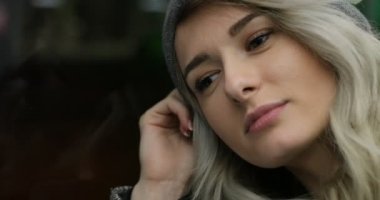 Yakın çekim bir toplu taşıma gece sürme güzel kız portresi. Gece şehir ışıkları arka plan