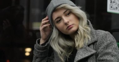 Sevimli kız bir toplu taşıma gece sürme portresi. Gece şehir ışıkları arka plan