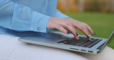 Açık Hava, ellerini klavyeden yazarak yakından görmek, çalışan kadın