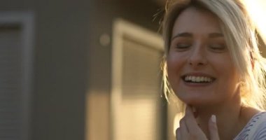 Yakın çekim portre çekici genç kadın kamera ve gülümsüyor arıyorsunuz