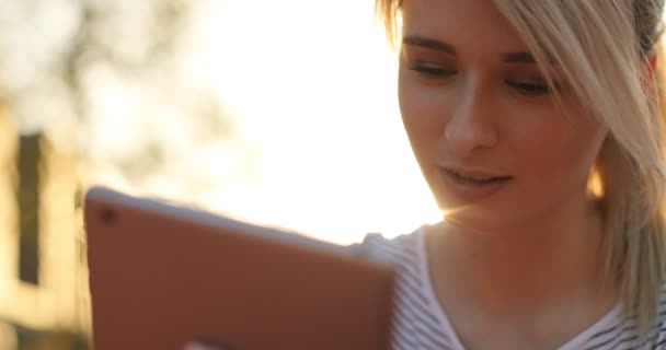 Nahaufnahme Porträt einer jungen Studentin mit Tablet-Computer im Park. Mädchen beim Online-Shopping am Tablet-PC — Stockvideo