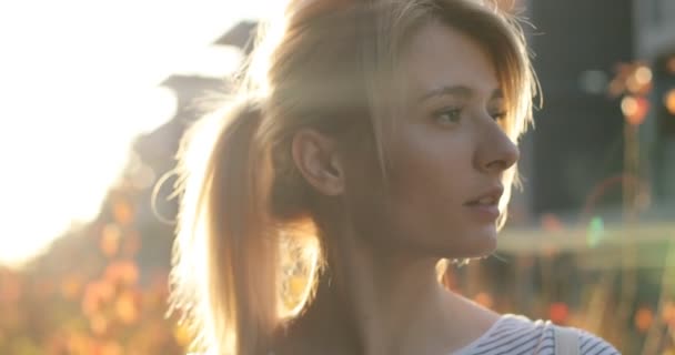 Sommar flicka porträtt, närbild porträtt av attraktiv ung student flicka tittar på kameran och leenden — Stockvideo